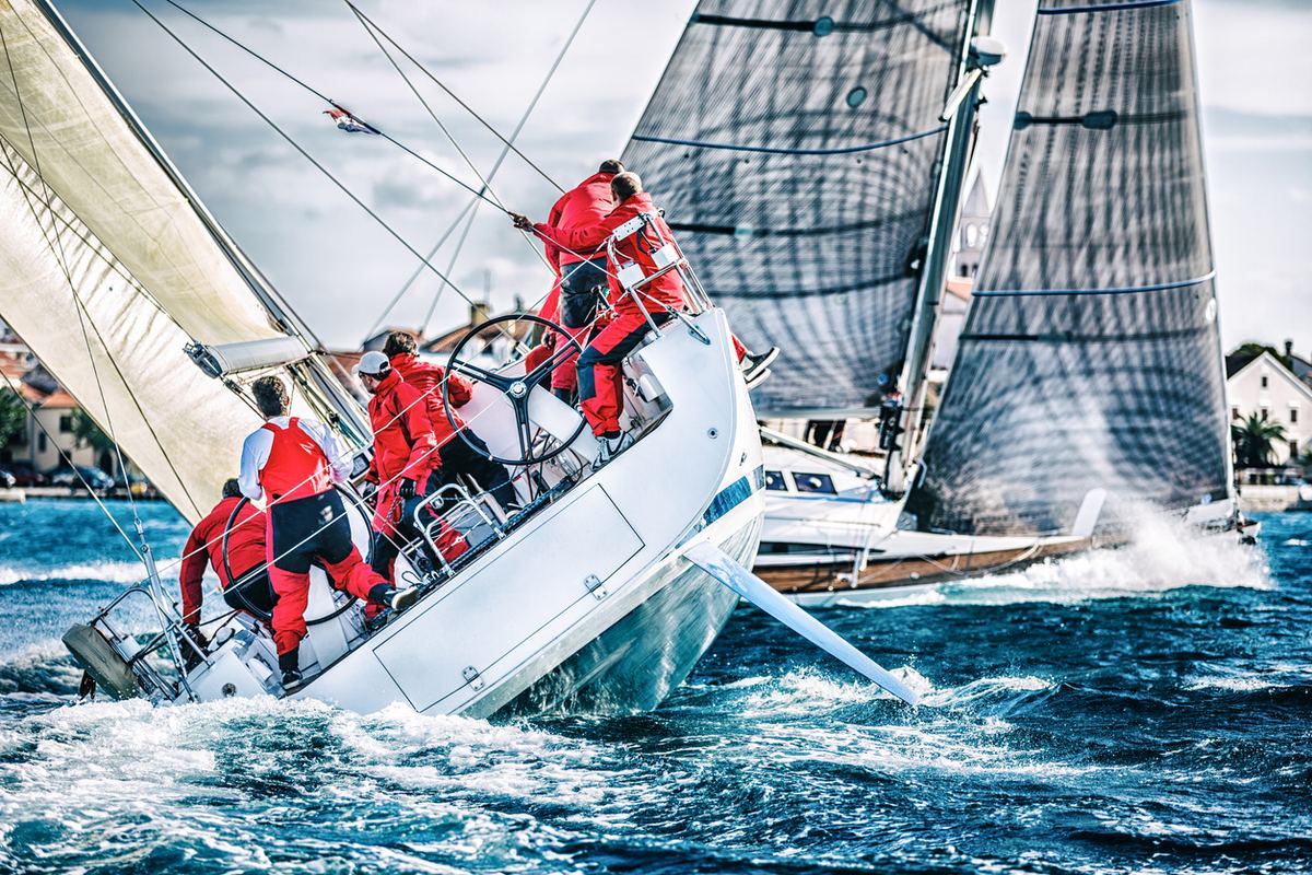 Segelcrew auf einem Boot während einer Regatta
